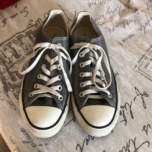 Grey low top converse